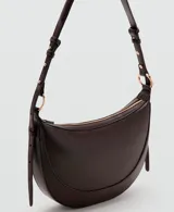 Bolso de hombro de diseño ovalado y tamaño mediano, con cierre de cremallera y asa ajustable. Cuenta con forro interior.