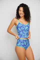 Bombacha de lycra estampada con tiro alto y cavado intermedio, forrada en delantero y trasero.