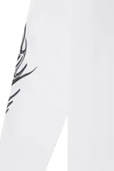 Camiseta de manga larga color blanco, con cuello redondo y corte holgado. Presenta un estampado tipográfico en el pecho y detalles gráficos en la manga.