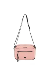 Bandolera Las Oreiro de diseño rectangular en color rosado, con detalles en negro. Cuenta con un bolsillo frontal con cierre y tirador decorativo, correa larga ajustable y logo de la marca con detalle de labios metálicos en el frente.