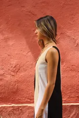 Vestido largo de lino y viscosa, con diseño color block en blanco y negro.