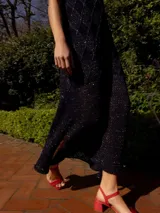 Vestido midi de tejido de punto color borgoña con lurex y diseño de rombos.