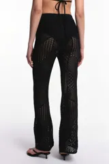 Pantalón de crochet calado color borgoña, de corte acampanado.
