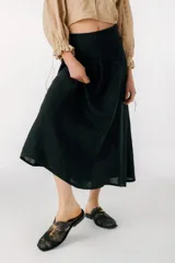 Zuecos de cuero color bordó con punta cuadrada, detalle de abertura en el empeine y aplique metálico dorado.