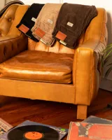 Pantalón de pana marrón con diseño de cinco bolsillos y corte clásico.