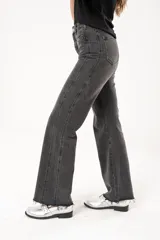 Pantalón de jean de tiro alto color gris oscuro, corte recto, con bolsillos delanteros decorativos y bolsillos traseros.