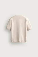 Jersey de punto de manga corta con textura acanalada, cuello redondo y terminaciones en rib en cuello, mangas y ruedo.
