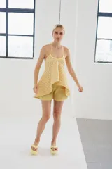 Top tejido a rayas horizontales en color amarillo y rosa, con breteles finos y corte holgado.