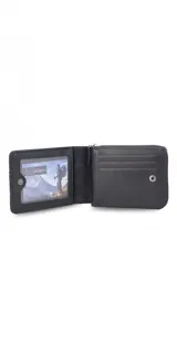 Billetera negra de simil cuero con cierre alrededor y broche frontal. Cuenta con espacio para billetes, tarjetas y documentos.