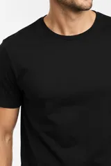 Remera de manga corta color negro, de algodón, con cuello redondo y diseño holgado con estampa frontal.