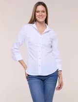 Camisa de poplín de algodón blanca, de silueta semi entallada con cuello camisero, escote en V, abotonadura frontal con botones joya, mangas tres cuartos con puños anchos y laterales elastizados al tono.