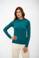Sweater de punto con cuello medio, manga larga y ajuste al cuerpo, confeccionado en tejido suave.