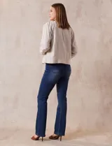 Jean de tiro alto, color azul, con corte bootcut y bolsillos delanteros y traseros.