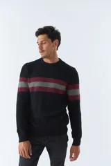 Sweater tejido negro con cuello redondo, puños y franjas horizontales en color bordó y gris en el pecho.