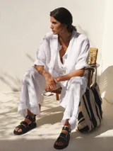 Camisa blanca de lino de manga corta con un bolsillo en el pecho.