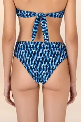 Calzón de bikini de talle alto con estampado abstracto en tonos de azul y blanco. Presenta una hebilla dorada en el lateral.