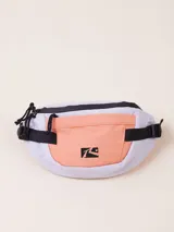 Riñonera negra de poliéster con correa ajustable y logo de la marca Rusty estampado en blanco.