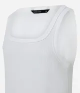 Musculosa blanca de rib con textura acanalada, escote cuadrado y breteles medianos. Confeccionada en algodón certificado BCI y elastano.