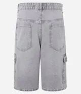 Bermuda de hombre en denim de algodón, modelo cargo, corte baggy y tiro medio. Presenta bolsillos laterales tipo cargo y cierre tradicional con botón y cremallera.