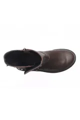 Bota de cuero marrón con hebillas y cierre lateral.