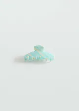 Pinza de pelo de acetato con diseño a rayas en tonos celestes y amarillos.