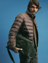Campera capitoneada de poliéster con cierre frontal al tono y bolsillos laterales con cierre invisible.
