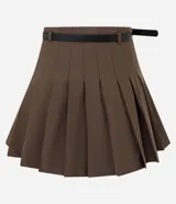 Short pollera de estilo sastre en color negro, con diseño de pliegues estructurados, cintura con trabillas y cinturón ajustable incluido.