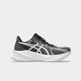 Championes de running Asics modelo Dynablast 5, con capellada de malla jacquard en tonos gris y negro, y entresuela blanca con tecnología de amortiguación.