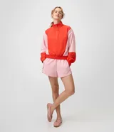 Bermuda runner deportiva de microfibra, con diseño bicolor en tonos rosado y rojo, calce holgado, cintura elástica y bajo redondeado.