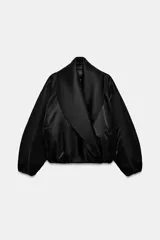 Chaqueta bomber negra ZW Collection con acolchado interior, cuello envolvente de solapa cruzada, mangas largas con puños elásticos y bajo con elástico.