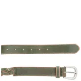 Cinturón de cuero natural trenzado en tonos verdes, con diseño de tachas metálicas plateadas incrustadas. Presenta una hebilla de metal en tono plata vieja.