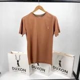 Remera color ladrillo de algodón con cuello redondo y logo bordado en el pecho. Corte clásico.