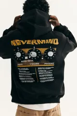 Canguro negro de mezcla de algodón con interior cepillado suave, capucha forrada y bolsillo canguro. Presenta hombros caídos y remate acanalado en puños y bajo. Estampado frontal con el logo de "Nirvana" en blanco y "Nevermind" en amarillo.
