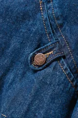 Campera de jean azul de silueta relajada, con cuello clásico, cierre frontal con cremallera metálica y bolsillos laterales.