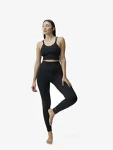 Legging deportivo largo de tiro alto con cintura doble reforzada. Confeccionado en tejido moldeador con tecnología 3D, presenta texturas diferenciadas y refuerzo en la zona de los glúteos para mayor soporte.
