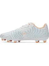 Championes de fútbol Under Armour Shadow Select 4 FG, diseñados para césped natural. Presentan un empeine sintético suave con textura en relieve para un mejor control del balón, espuma interna de alta calidad y plantilla de EVA. Su suela ágil está optimizada para cambios de dirección a alta velocidad, aceleración y desaceleración. El diseño combina blanco con detalles en azul petróleo y toques de naranja en la suela y el interior.