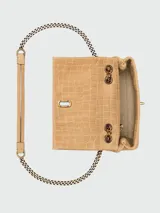Cartera tipo shoulder bag de Marc Jacobs, confeccionada en gamuza con textura de efecto cocodrilo en color verde oliva. Presenta una solapa frontal con cierre metálico dorado y una correa de cadena dorada.