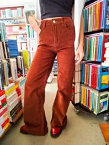 Pantalon de pana elastizada color marron, de corte oxford con bolsillos delanteros y traseros.