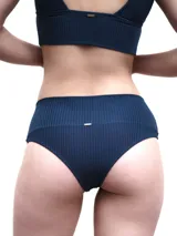 Culotte de bikini marrón oscuro, tiro alto, con textura acanalada y protección UV+50.