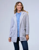 Blazer beige de algodón soft, marca Dictionary. Tiene cuello solapa, abertura central y bolsillos delanteros.