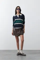 Short tipo skort de cuero sintético color marrón, con diseño envolvente y tiro medio.