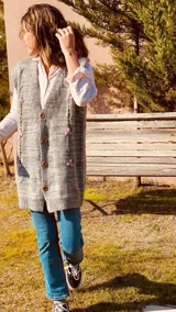 Chaleco largo de punto color gris, con botones y flores bordadas a mano.