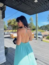 Vestido largo color salmón con escote en V, breteles finos y bordados con lentejuelas en el frente.