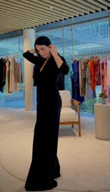 Mono largo color rojo, con escote en V, mangas 3/4 y detalle de faja fruncida en la cintura. Incluye bolsillos laterales.