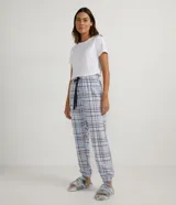 Pantalón de pijama largo de franela con estampado a cuadros, cintura elástica con lazo y tobillos elastizados.