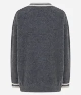Cardigan de punto gris con escote en V, cierre frontal con botones y detalles de vivos en color crema en el escote, puños, bolsillos y ruedo. Presenta un diseño de corte holgado con mangas largas y bolsillos funcionales.