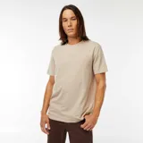 Remera de manga corta color beige, de corte recto y cuello redondo.