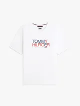 Remera de manga corta Tommy Hilfiger de color blanco, con cuello redondo y el logotipo de la marca estampado en el pecho en tonos azul y rojo.