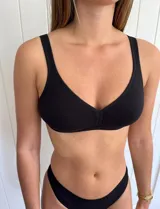 Corpiño triangular de algodón color piel, sin aro, con breteles anchos y cierre trasero.