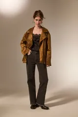 Chaqueta tipo biker de gamuza sintética color tostado, con cuello solapa, cierre frontal y diseño holgado.